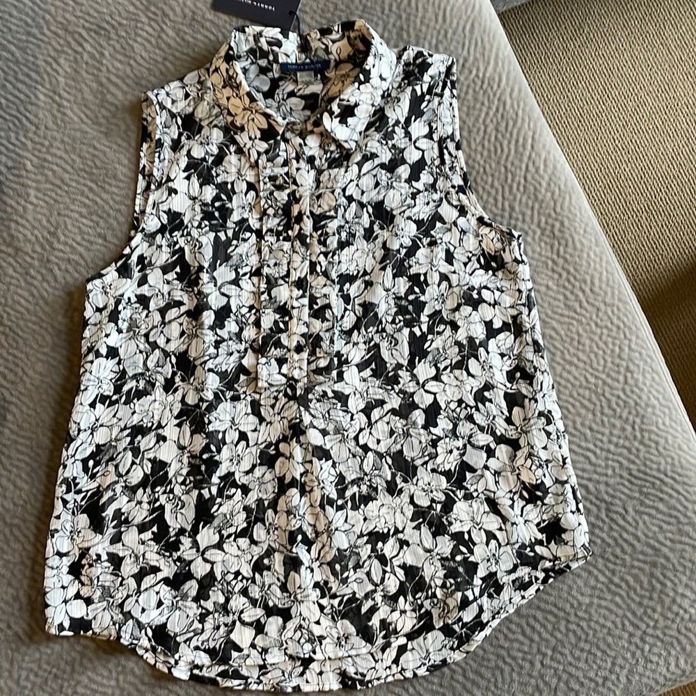 Medium sheer sleeveless 3/4 button down top. Black/Off-White floral.